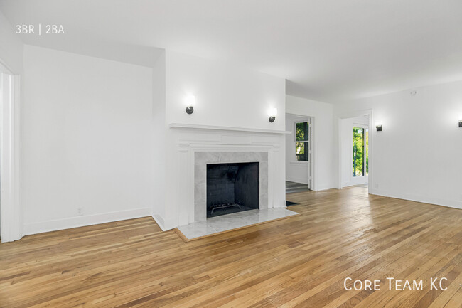 Building Photo - Elegant Ward Parkway 1600 SF 3 Bed 2 Bath