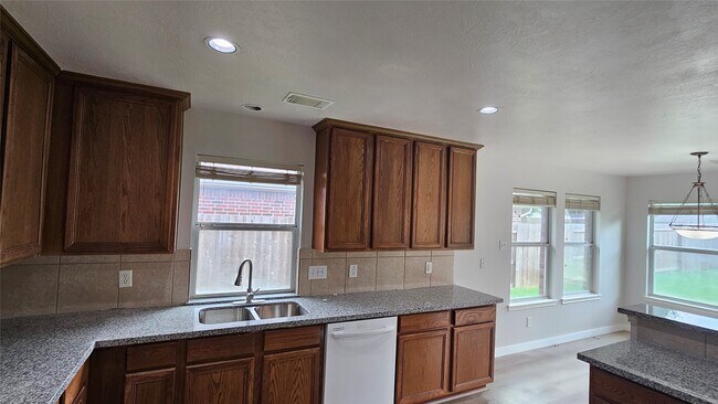 Building Photo - 18015 Willow Cliff Ln