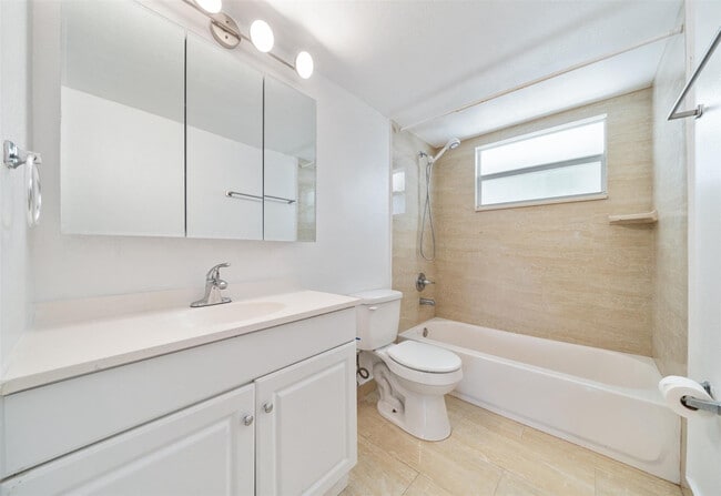 Building Photo - 2555 NE 11th St