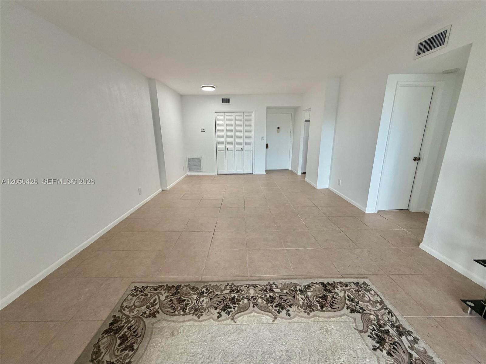 Building Photo - 4400 Hillcrest Dr