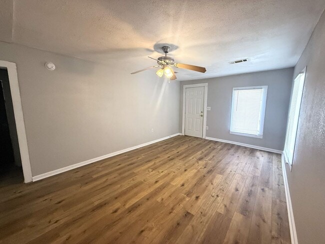 Building Photo - Cozy 2-Bed, 1-Bath Home with a large backyard!!