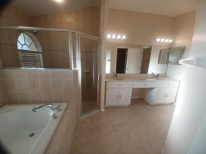 Building Photo - Gorgeous 4/2 wont last long