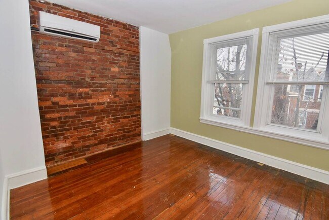 Building Photo - 220 Buckingham Pl