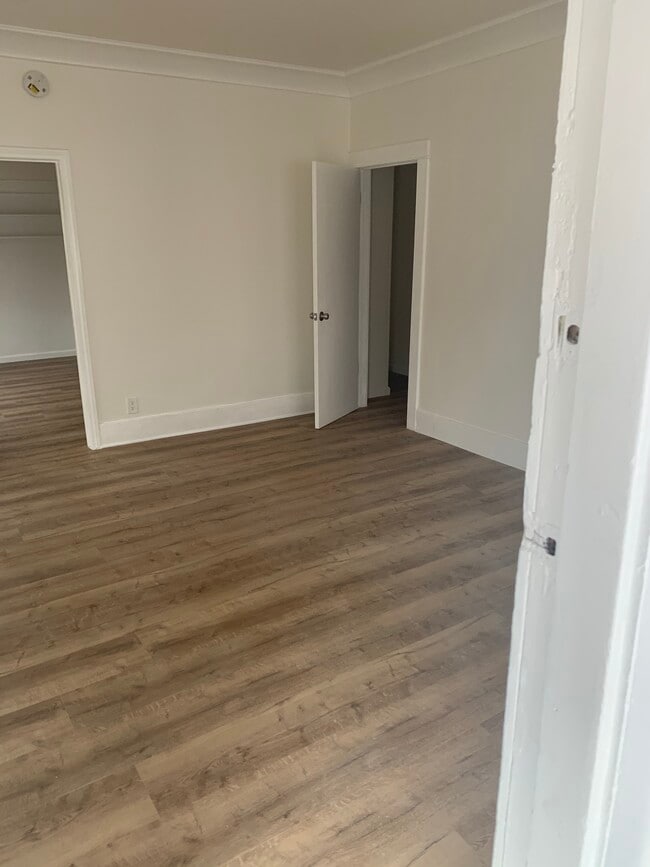 Building Photo - 137 E 31st St