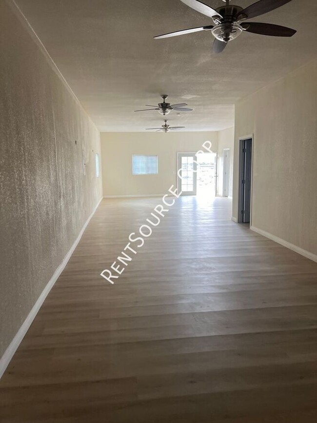 Building Photo - 4 Bedroom Plus 2 Bonus Room Duplex For Ren...