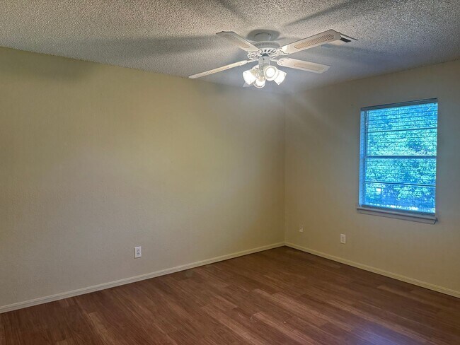 Building Photo - This duplex offers 3 spacious bedrooms, 2....