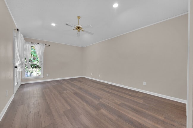 Building Photo - 2101 Fox Ridge Rd