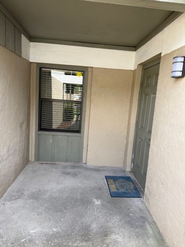 Building Photo - Move In Ready Condo in Woodside Villas