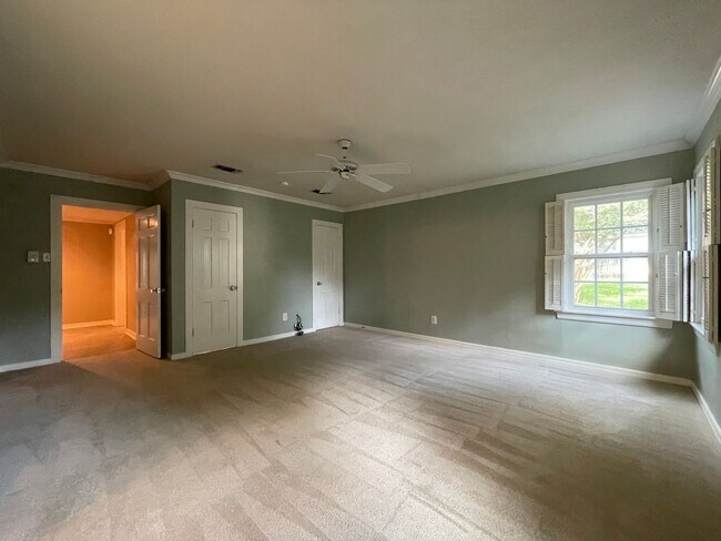 Building Photo - AVAILABLE NOW --3 BEDROOM 2 BATH HOME IN T...