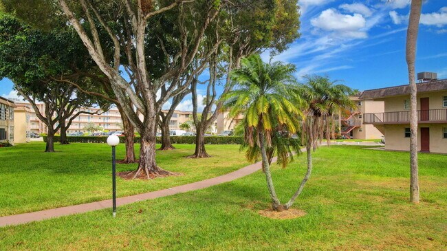 Building Photo - 702 Lori Dr