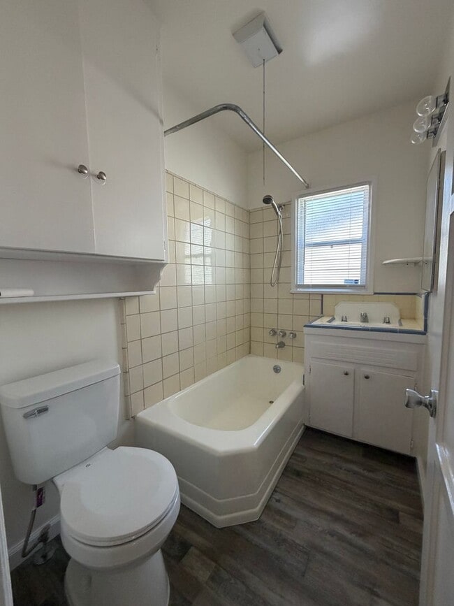 Building Photo - Cozy 1bd 1 ba Available NOW