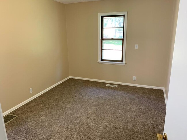 Building Photo - Large 1 bedroom side by side - Section 8 a...