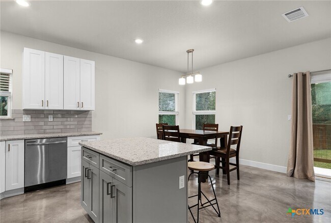 Building Photo - 446 W Overlook Dr