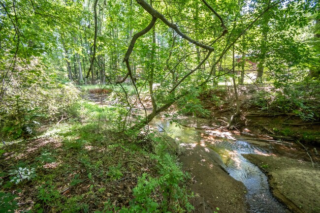 Building Photo - 1051 Crooked Creek Rd