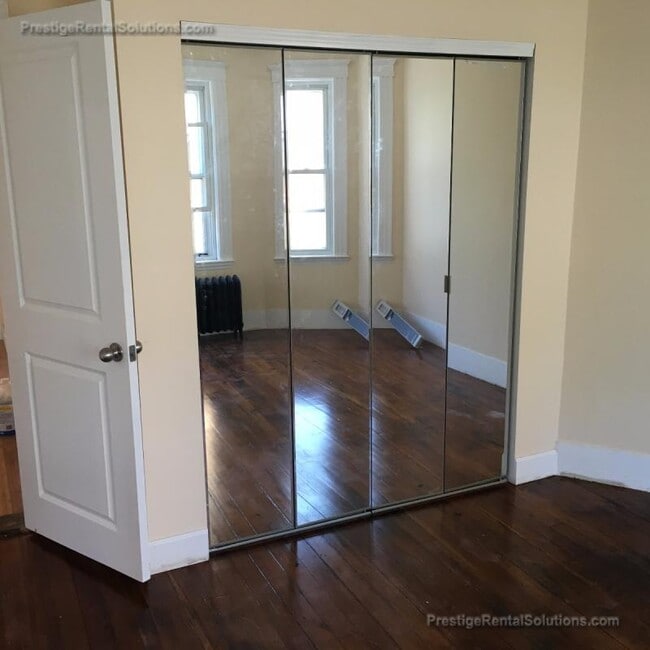 Building Photo - 120 Gladstone St