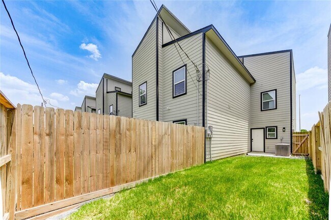 Building Photo - 8157 Tate St