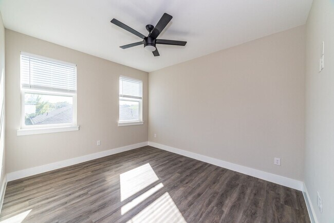 Building Photo - 1618 W Lawndale Dr