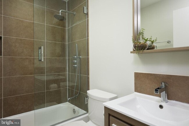 Building Photo - 421 Longfellow St NW