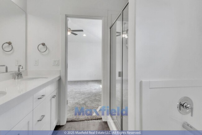 Building Photo - Spacious 5-Bedroom End-Unit Townhome with ...