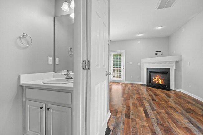 Building Photo - End-unit 2 Bedroom Townhome