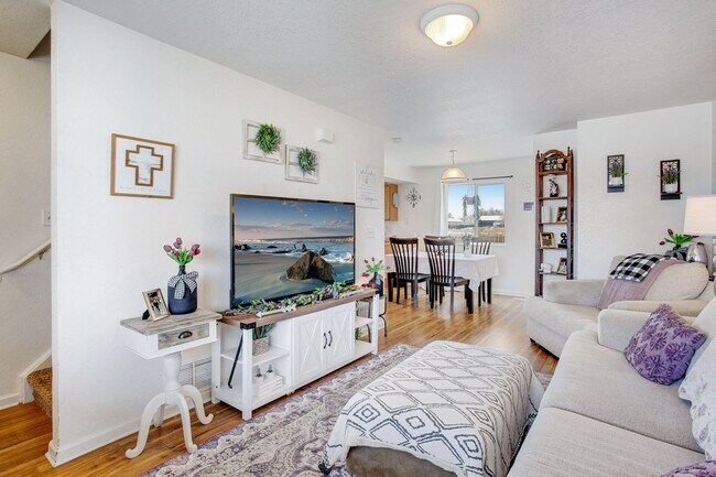 Building Photo - 3 bedroom, 1.5 Bath Townhome, Available Early June!