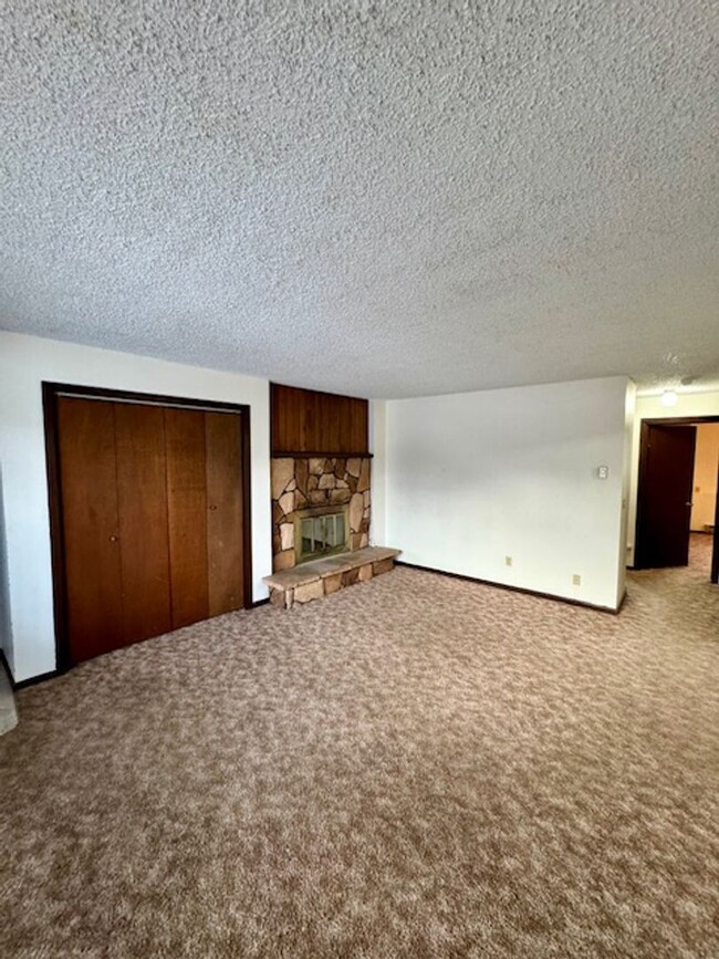 Building Photo - Charming 2-Bedroom Apartment Near MSU – Ca...