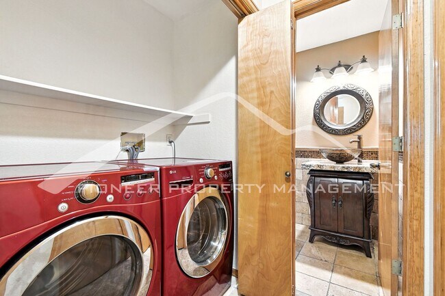Building Photo - Stunning Home with Central AC and 2-Car Ga...