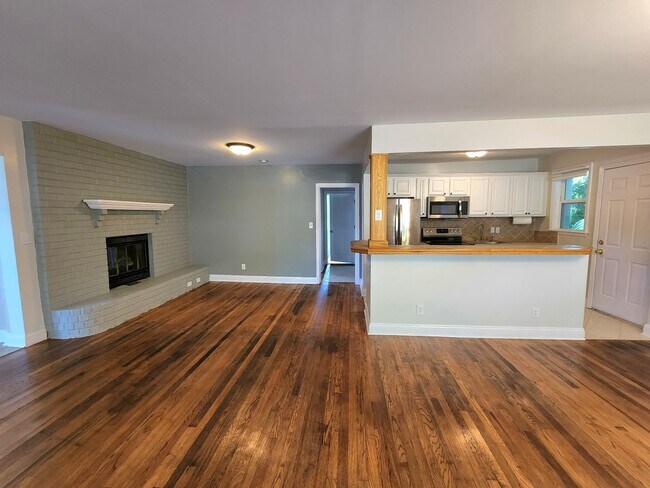 Building Photo - Completely Remodeled Navy Point 3 Bedroom, 2 Bath Cottage! Close to the Water!!