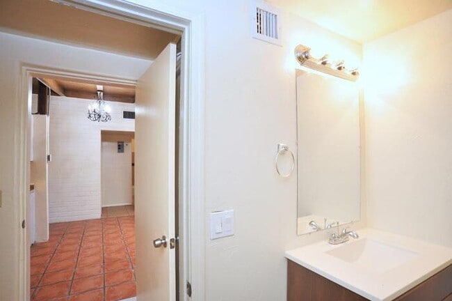 Building Photo - 4 bedroom/2 bath home on large lot near Alvernon/Grant!