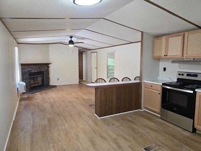 Building Photo - 2 bed 2 Bath Home River Front