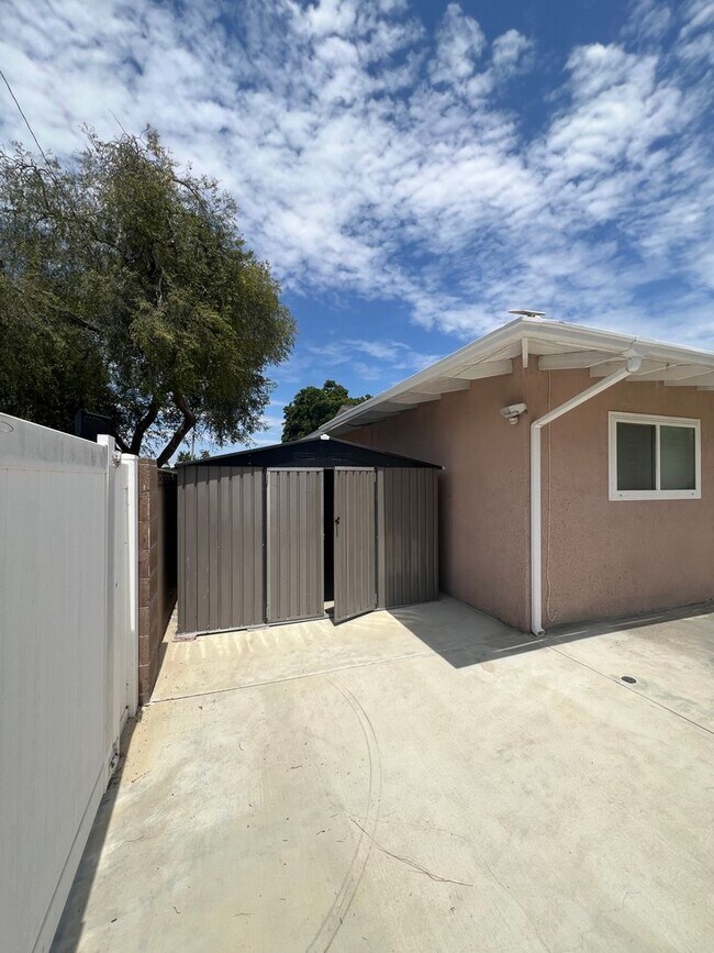 Building Photo - 1830 W Bernardy Pl