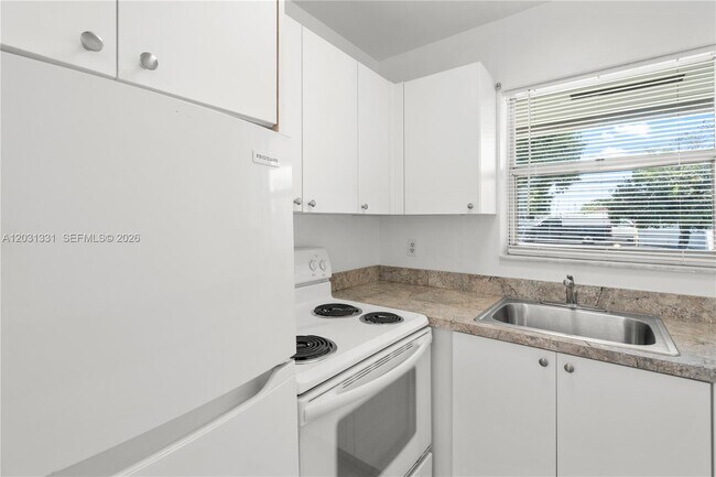 Building Photo - 856 SW 10th St