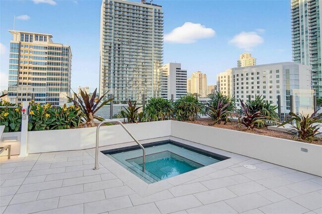 Building Photo - 275 1st Ave S