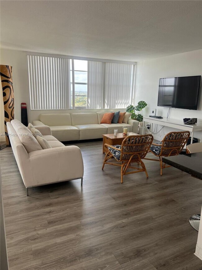 Building Photo - 1351 NE Miami Gardens Dr