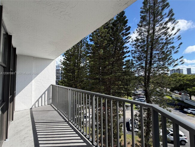 Building Photo - 1000 Parkview Dr