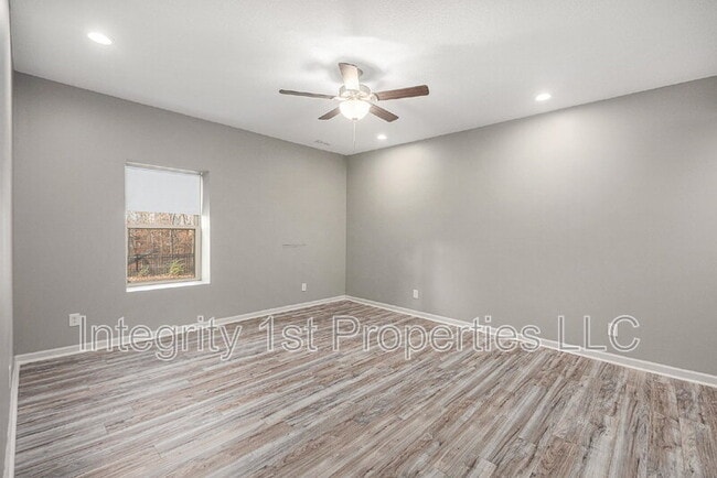 Building Photo - 6388 NW Sioux Dr