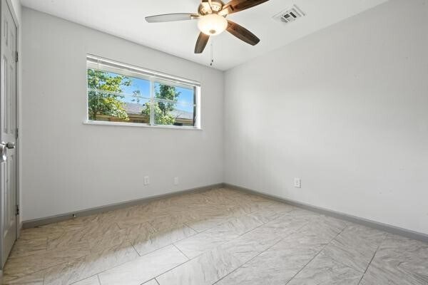 Building Photo - 10615 Twin Oak Dr