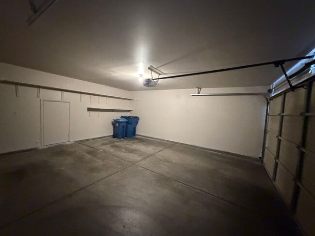 Building Photo - Corner lot townhome