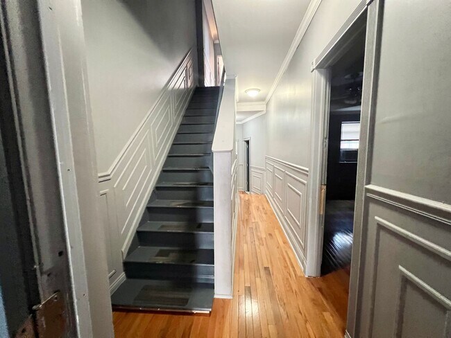 Building Photo - 7 Bedroom Home