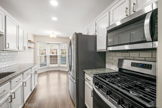 Building Photo - 38887 Country Cir