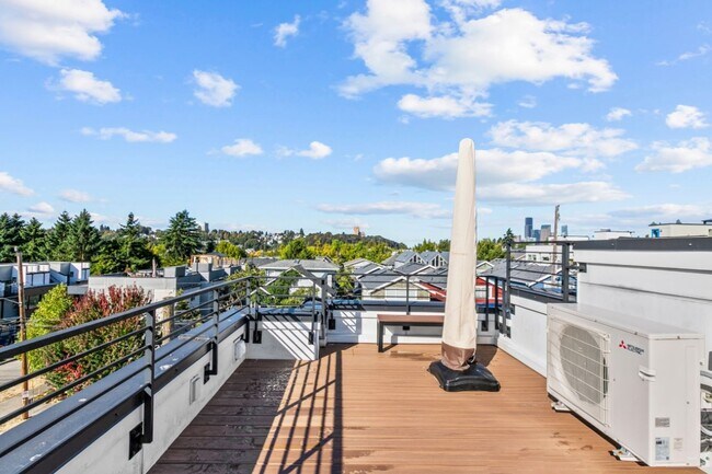 Building Photo - 2Bd/1.75Ba Seattle Townhouse