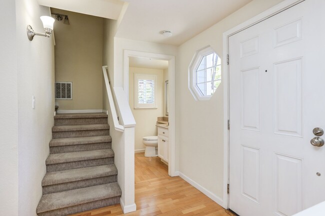 Building Photo - 3 Bed / 2.5 Bath bright and spacious home ...