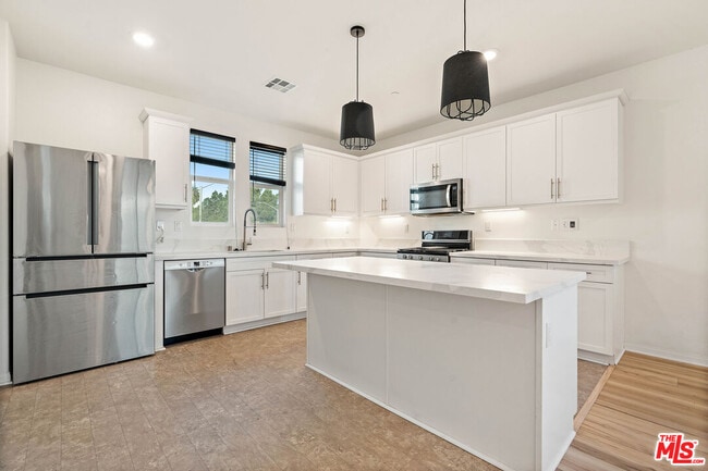 Building Photo - 725 Daniel Freeman Cir