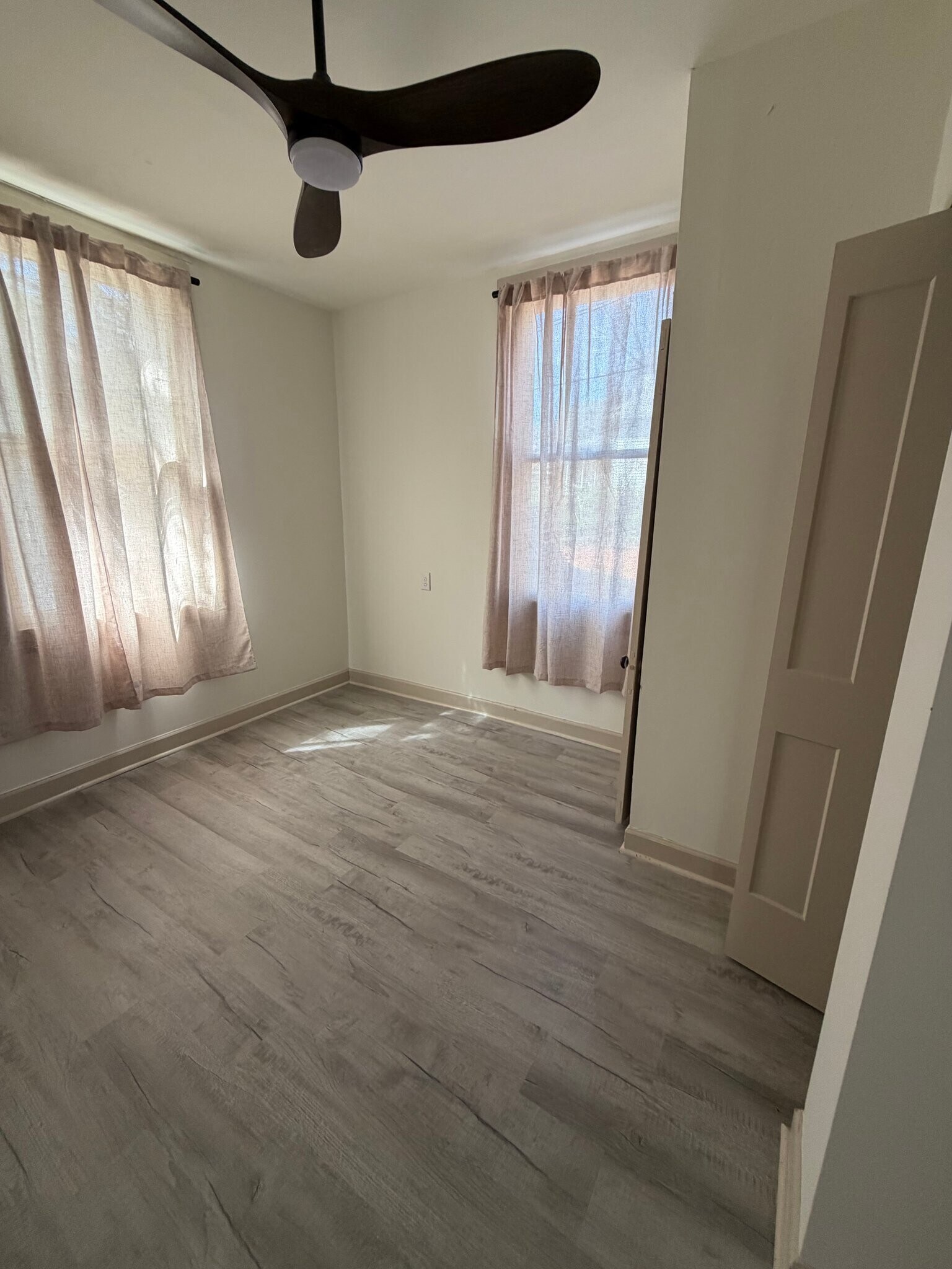 Building Photo - 401 E Broad St