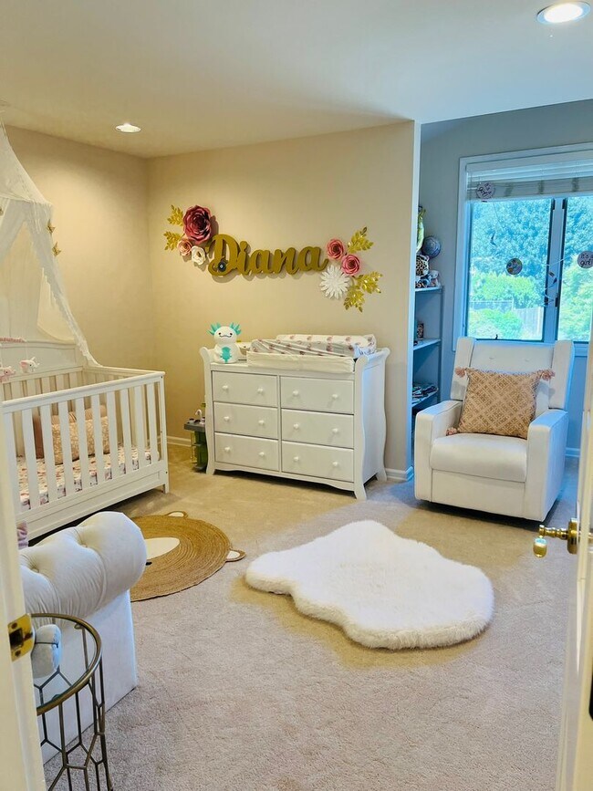 Building Photo - Beautiful and Spacious 3BD + Den