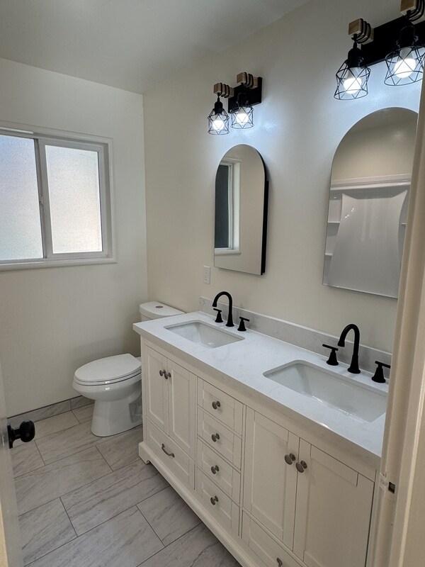Building Photo - 10546 Silver Way