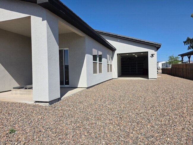 Building Photo - Beautiful new build-Never been lived in with pull through 3 car garage in Fort Mohave AZ