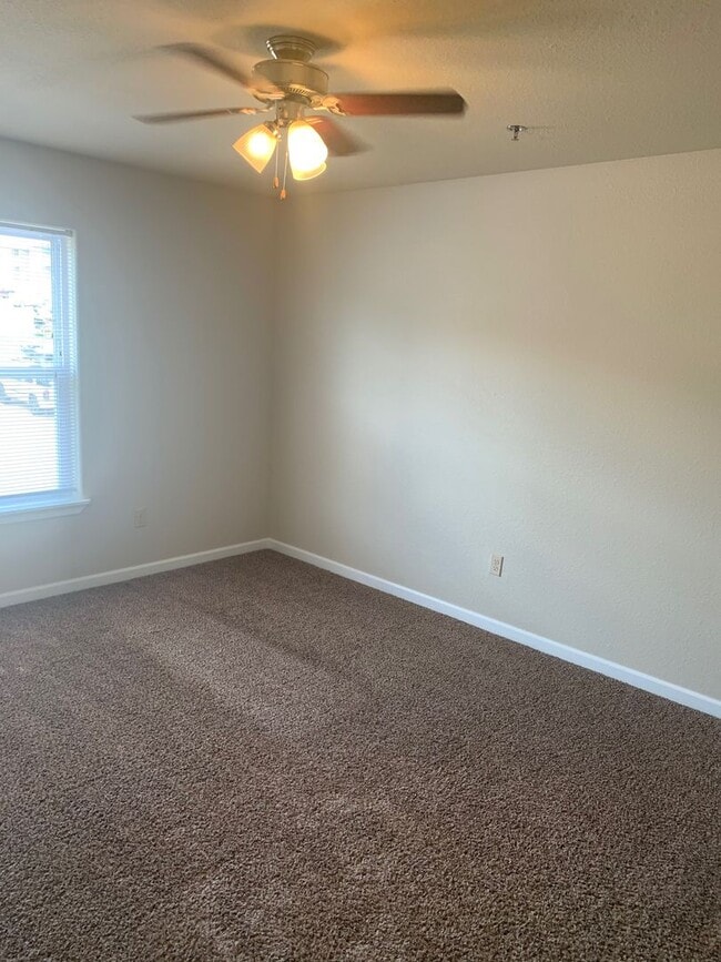 Building Photo - Beautiful 2 bedroom with a balcony!