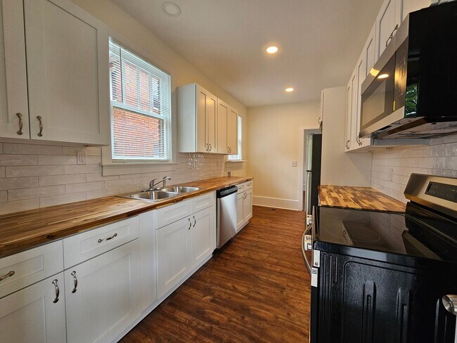 Building Photo - 515 E 49th St