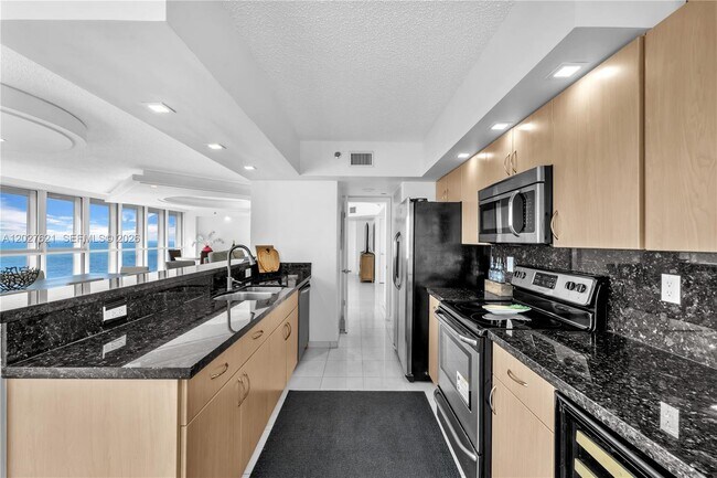 Building Photo - 16485 Collins Ave